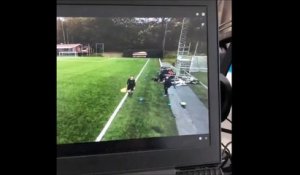 Un entraineur de foot stoppe un ballon poussé par le vent... mais attendez la suite