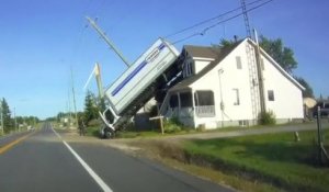 Un camion roule dans un fossé, décolle et atterrit sur le toit d'une maison
