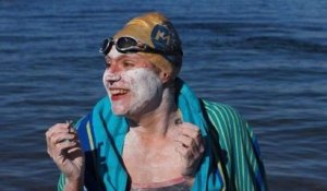 Après avoir survécu au cancer du sein, elle traverse la Manche à la nage quatre fois sans s'arrêter !