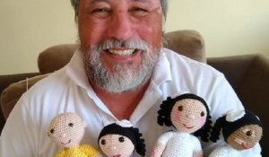 Cet homme crée de jolies poupées vitiligo pour décomplexer les enfants atteints par cette maladie