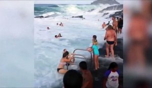 Ces touristes dans une piscine naturelle se font surprendre par une grosse vague