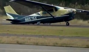 Un avion Cessna 210 atterrit sans train principal