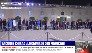 Des dizaines de Français font la queue pour rendre hommage à Jacques Chirac à l'Élysée