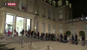 Paris : une foule d'anonymes rend hommage à Jacques Chirac sur le perron de l'Elysée