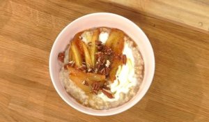 Porridge aux bananes et poires caramélisées