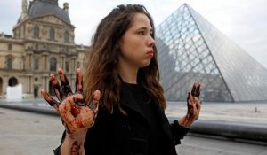 Au musée du Louvre, des activistes écologistes dénoncent les actions de Total