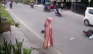 Une femme à moto fait n'importe quoi et se fait punir