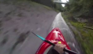 Ce kayakiste de l'extrême descend un fossé de drainage vertigineux