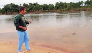 Ce pêcheur se fait voler sa prise par un alligator