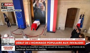 Début de l'hommage populaire au Président Jacques Chirac aux Invalides en présence de centaines de Français