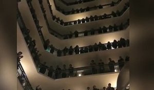 Le choeur "Colorado All State Choir" chante depuis les balcons !