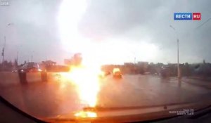 Un éclair touche une voiture sur l'autoroute : impressionnant