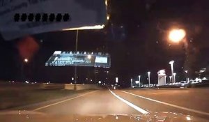 Un automobiliste réussit à éviter un homme qui marche sur l'autoroute en pleine nuit. Bon réflexe