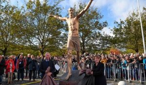 Zlatan Ibrahimovic dévoile sa statue à Malmö