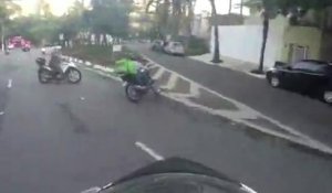 Une course-poursuite intense entre des policiers et un voleur à moto dans les rues de São Paulo