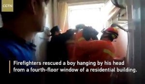 Un garçon s'est coincé la tête entre les barrières de sécurité de la fenêtre du quatrième étage