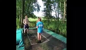 Sauvé par ses amis d'un saut hors du trampoline !