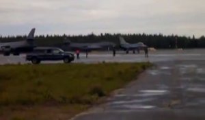 Un avion de chasse F-16 se fait retourner par la puissance d'un plus gros avion au décollage