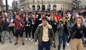 Manifestation joyeuse et dansante des étudiants de Staps à la préfecture