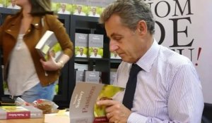 Nicolas Sarkozy dédicace son livre chez Filigranes à Bruxelles