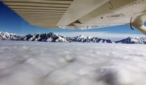 Ce pilote vole sur un tapis de nuages... Magnifique