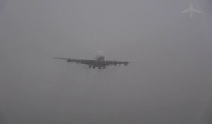 Un airbus A380 apparaît à travers le brouillard juste avant l'atterrissage à Prague !
