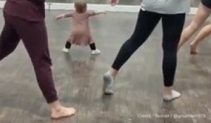 Cette petite fille a fait sensation dans le cours de danse de sa maman