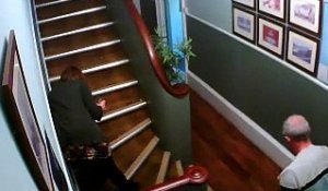 Un couple bourré n'arrive même pas à monter dans les escaliers ! MDR