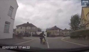 Arnaque à l'assurance, un homme en scooter se jette sur la voiture de cette mamie