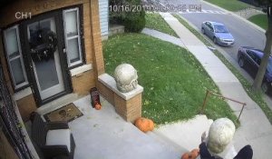 Ses voisins lui volent les décorations d'Halloween sur son porche d'entrée !