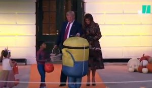 La façon dont Trump distribue ses bonbons à Halloween vaut le détour