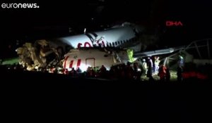 Un avion sort de piste et se brise en trois à Istanbul