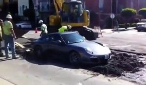 Ce conducteur se retrouve coincé dans le ciment frais avec sa Porsche