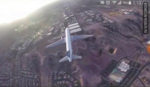 Un Drone vole au-dessus d'un avion de ligne en train d'atterrir à Las Vegas