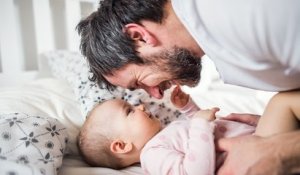 La Finlande accorde aux papas la même durée de congé parental qu'aux mamans