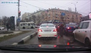 Cette mendiante met la honte à un conducteur au feu