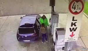 Une femme fait n'importe quoi à la pompe à essence