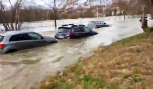 Ce fou décide de rouler dans 1m d'eau avec sa voiture ! Inondations