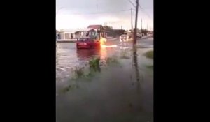 Il roule dans l'inondation, sa voiture prend feu de surchauffe !