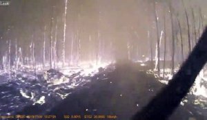 Il roule à travers un feu de forêt en Australie : images impressionnantes