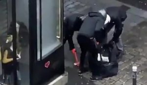 Ils explosent la vitrine d'un bijouterie avec une masse à Paris en pleine journée