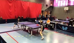 Un échange spectaculaire  entre deux joueurs de Ping-Pong