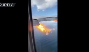 Le réacteur de l'avion crache des flemmes en plein vol au-dessus de l'océan !