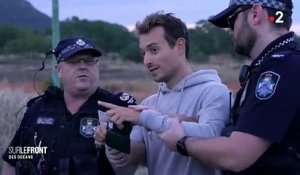 Découvrez les images de l'arrestation du journaliste Hugo Clément en Australie lors du tournage de son émission "Sur le front" diffusée hier soir sur France 2 - VIDEO