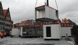 Montage du cube de l'opération Viva for Life sur la Grand-place de Tournai