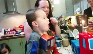 Le gateau d'anniversaire qu'elle a fait à son fils est incroyable : Optimus Prime qui se transforme...