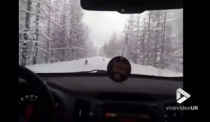 Ils croisent des loups qui courent sur une route enneigée en Russie...