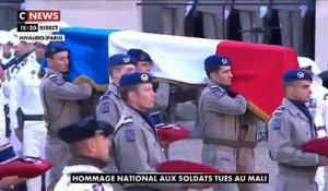 Hommage à nos soldats: Regardez en vidéo l’arrivée des cercueils des 13 militaires tués au Mali dans la cour des Invalides