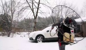 Cet homme a une méthode efficace pour enlever la neige de sa voiture