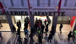 Grève du 5 décembre : des gilets jaunes tentent de s'infiltrer à l'intérieur des Galeries Lafayette